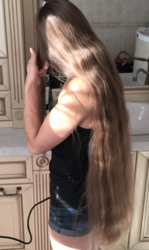 VIDEO - Julia&#x27;s straight hair