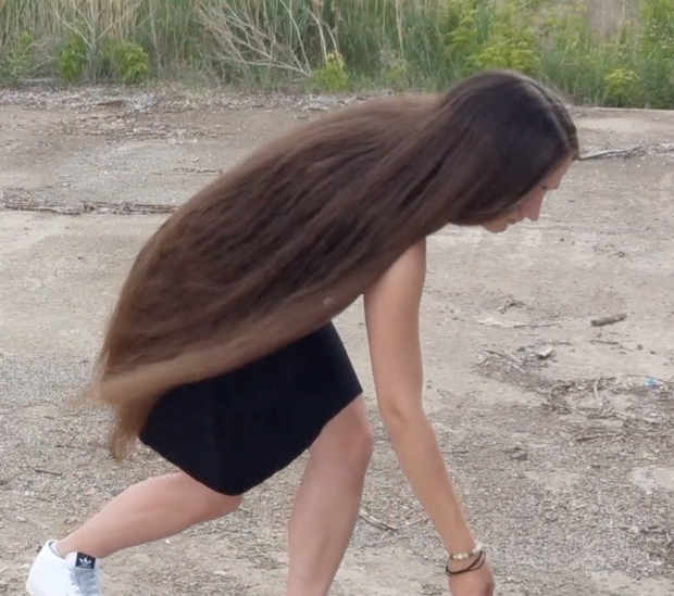 VIDEO - Displaying her massive mane in the wind