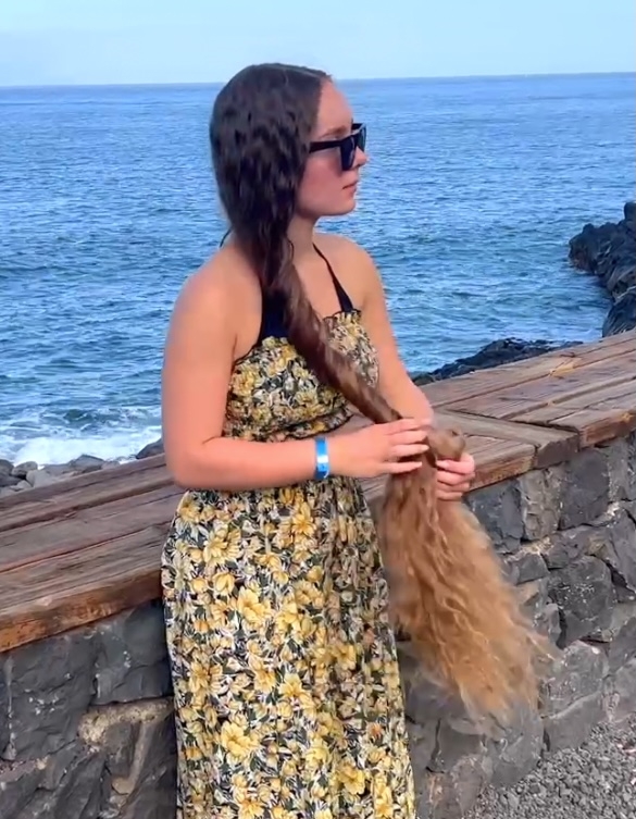 VIDEO - Natalia&#x27;s beautiful hair show by the sea