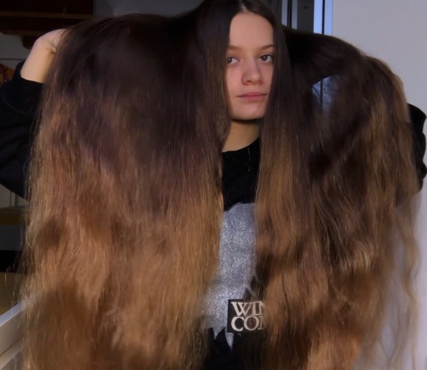 VIDEO - Ottavia&#x27;s thick hair play 2