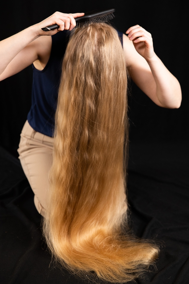 PHOTO SET - Helene&#x27;s blonde hair covering photoshoot