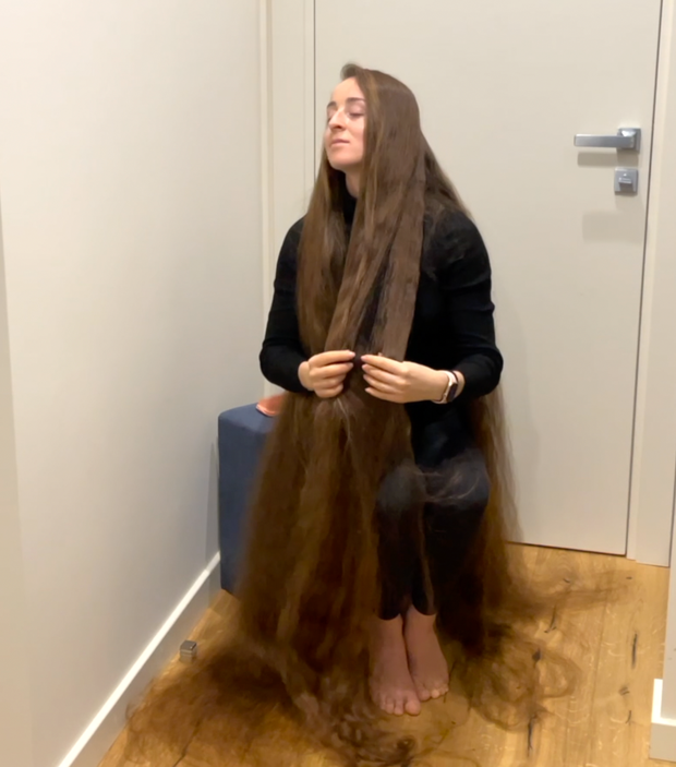 VIDEO - Brushing a pile of hair