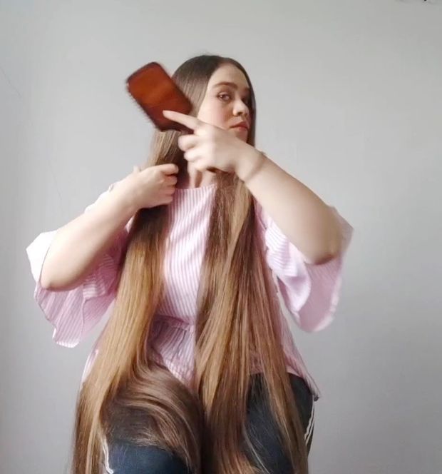VIDEO - Pink shirt, shiny hair