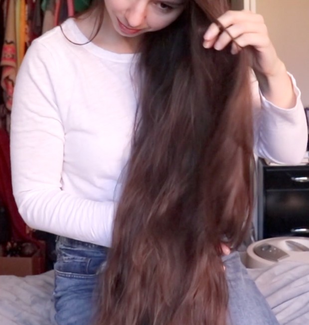 VIDEO - Antonia&#x27;s closeup hair play