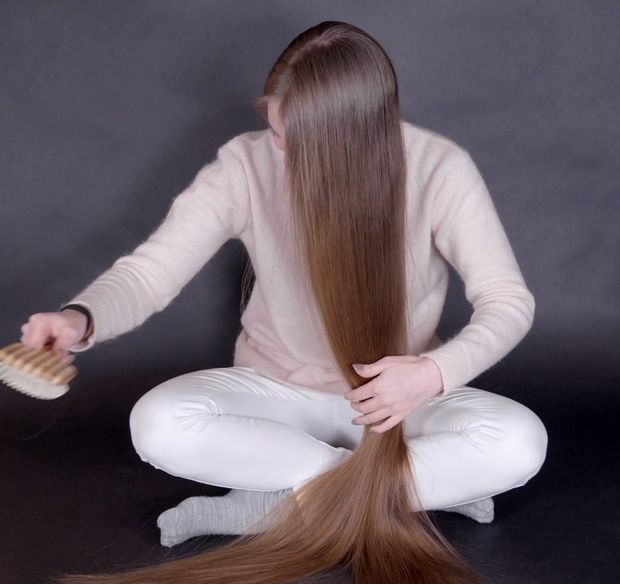 VIDEO - Emilie&#x27;s perfectly healthy, silky hair