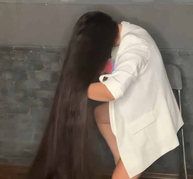 VIDEO - Mila&#x27;s high ponytail