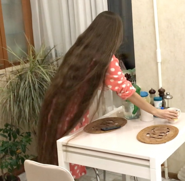 VIDEO - Rapunzel at home