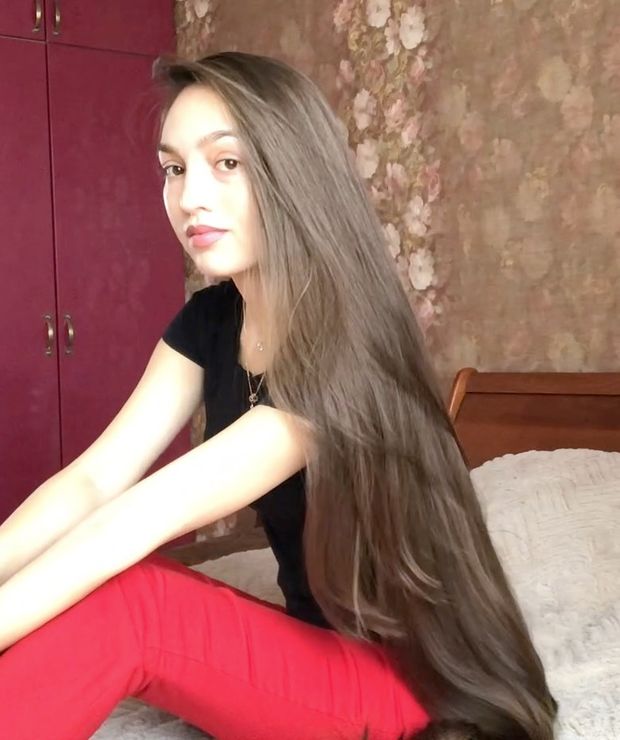 VIDEO - Super soft bundrops in front of her face