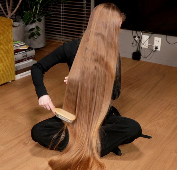 VIDEO - Blonde calf length hair floor show