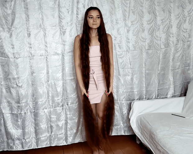 VIDEO - Margarita&#x27;s super long, creative hair play