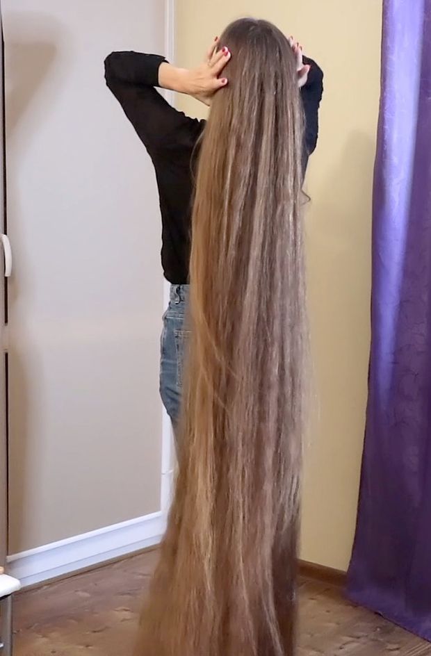 VIDEO - Extreme hair length is her passion