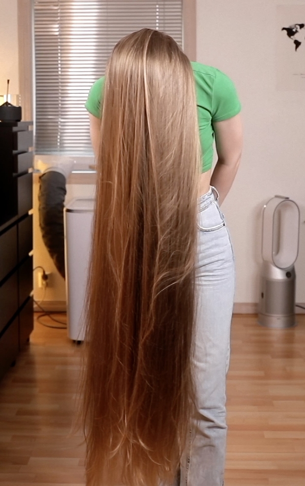 VIDEO - Super beautiful blonde Rapunzel