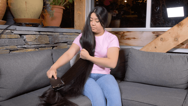 VIDEO - Rapunzel brushing in the sofa