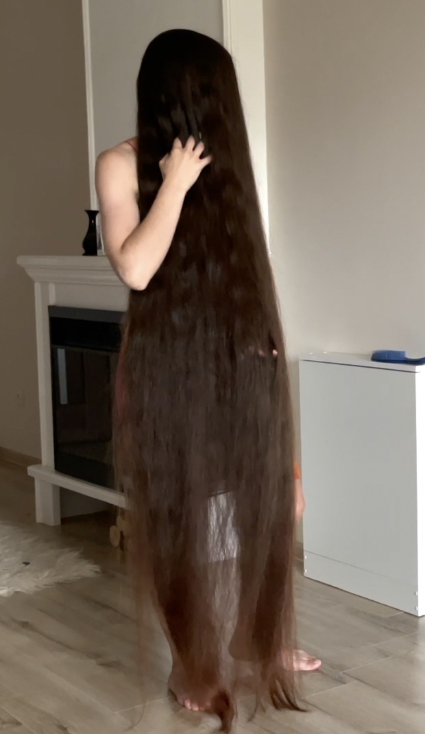 VIDEO - Ivanna loves her hair length