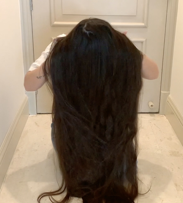 VIDEO - Neha&#x27;s long hair smelling and covering