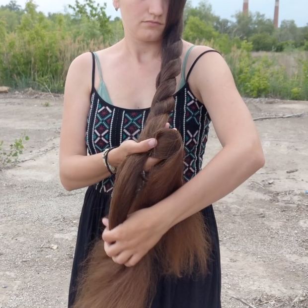 VIDEO - Displaying her massive mane in the wind