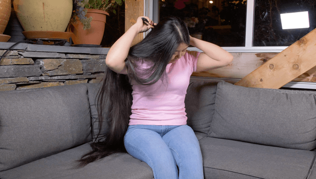 VIDEO - Rapunzel brushing in the sofa
