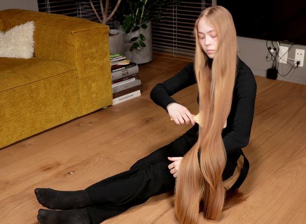 VIDEO - Blonde calf length hair floor show