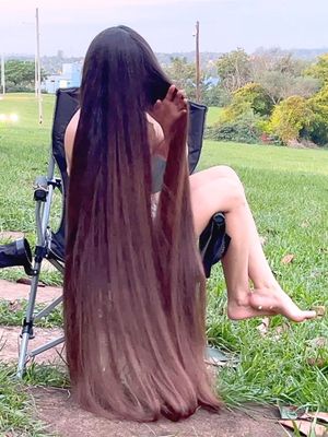 VIDEO - Covered by hair in the park