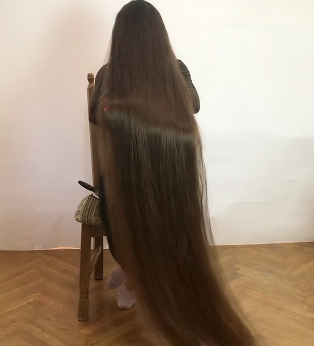 VIDEO - Super silky floor length hair