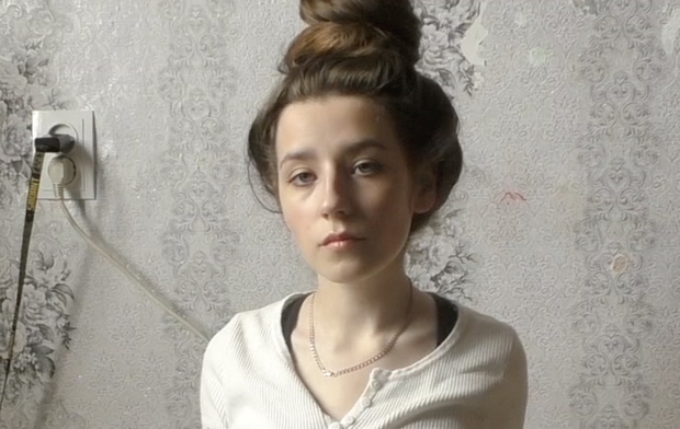 VIDEO - Tanya&#x27;s bundrops in front of her face