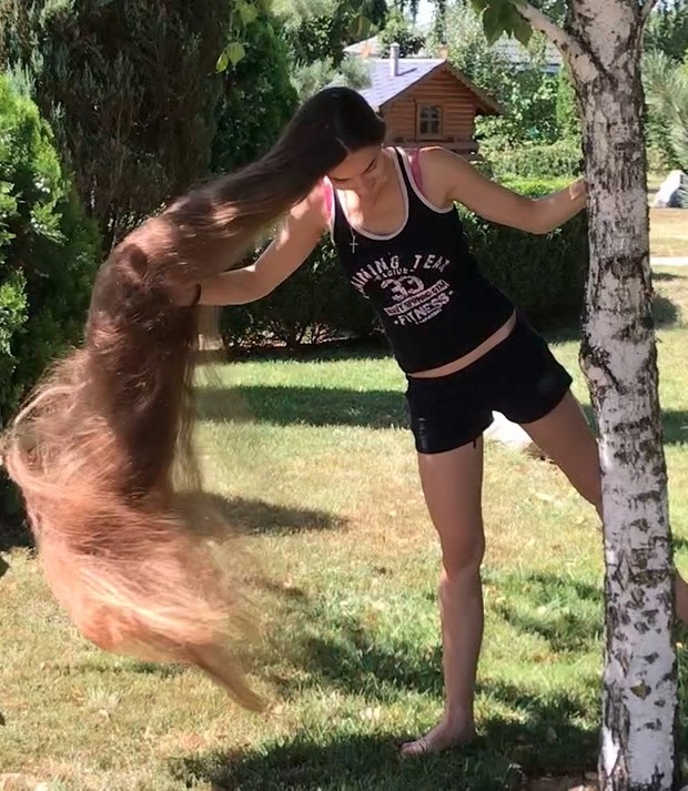 VIDEO - Floor length hair tree