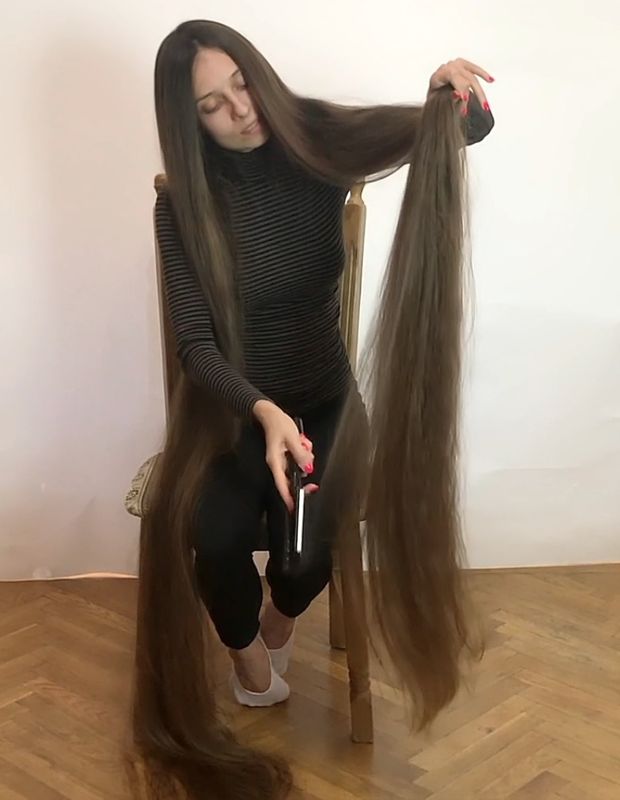 VIDEO - Super silky floor length hair