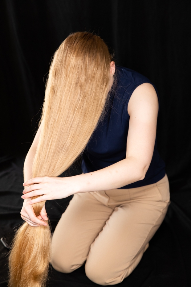 PHOTO SET - Helene&#x27;s blonde hair covering photoshoot