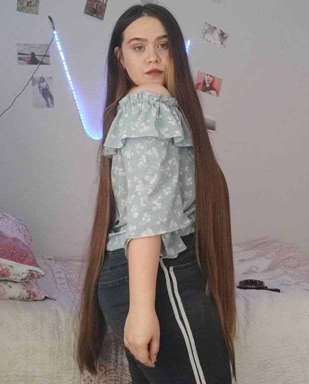 VIDEO - Her daily hair play