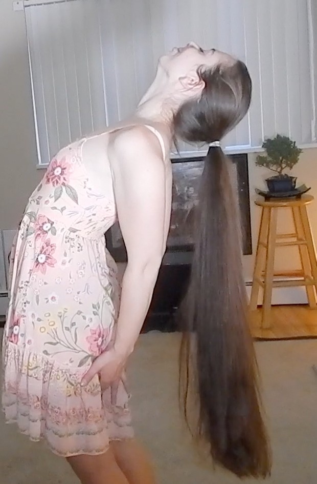 VIDEO - Super silky long hair play and dance