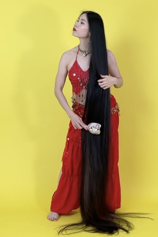 VIDEO - Beyond floor length hair belly dancer