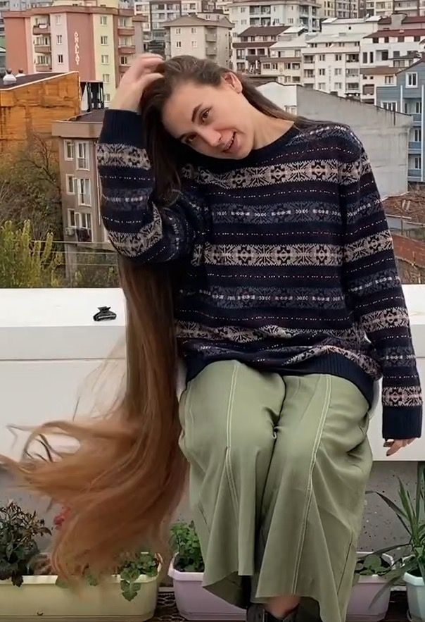 VIDEO - The girl with the huge buns