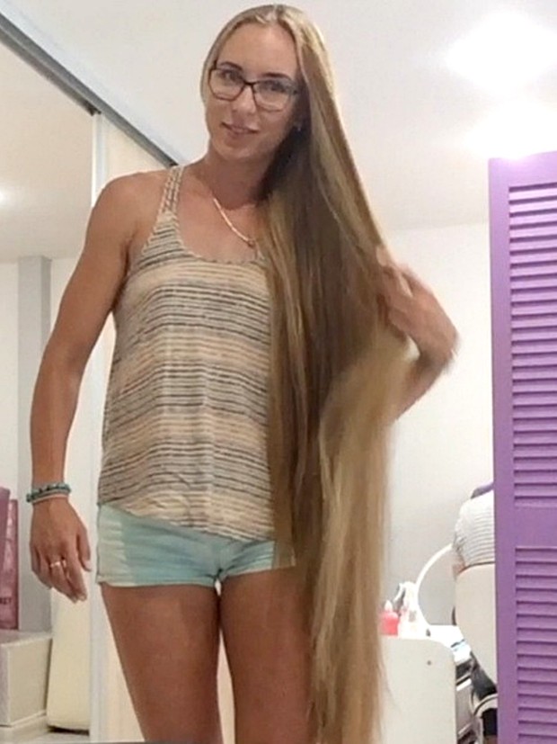 VIDEO - Kateryna at the hair salon