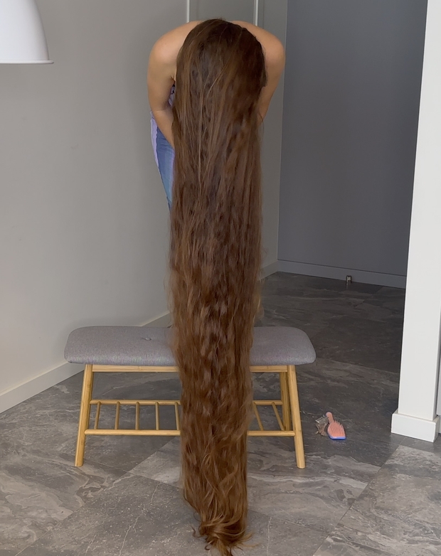 VIDEO - Floor length hair dream