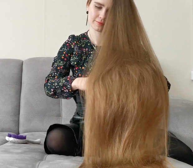 VIDEO - Using floor length hair as a blanket