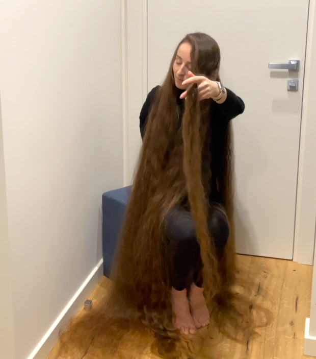 VIDEO - Brushing a pile of hair