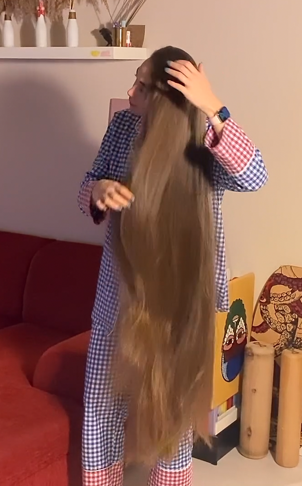 VIDEO - Extreme calf length hair in front of her face (part 1)