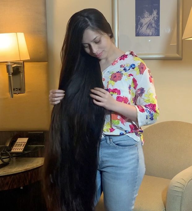 VIDEO - Neha&#x27;s extreme long hair show