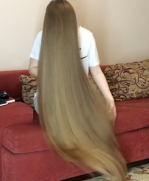 VIDEO - Red sofa, blonde hair