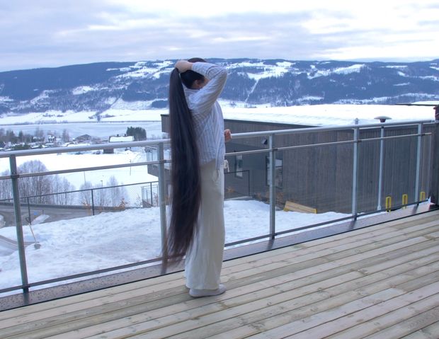 VIDEO - Hair display with a beautiful view