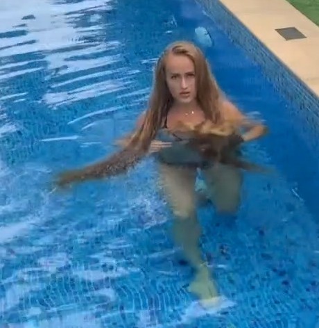 VIDEO - Swimming Rapunzel 2