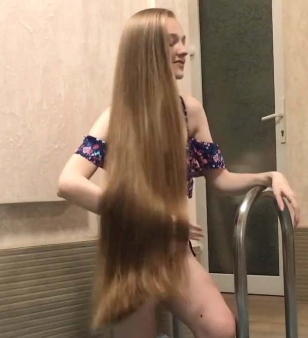 VIDEO - Rapunzel bathing