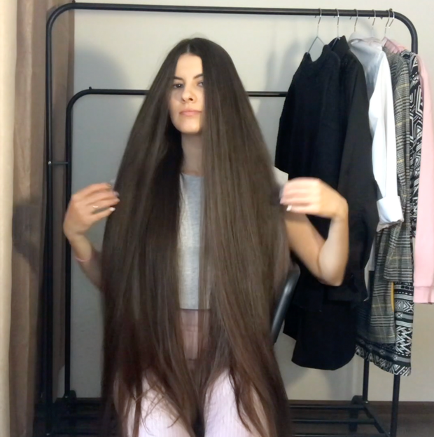 VIDEO - A silky, long, dark mane