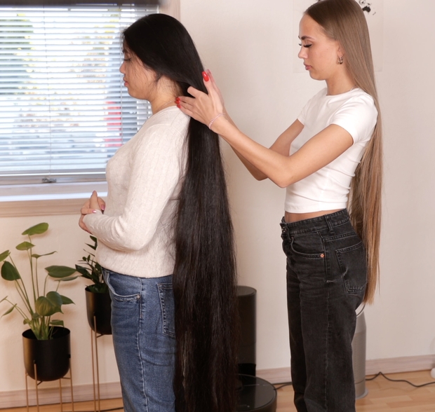 VIDEO - Impressed by her hair length
