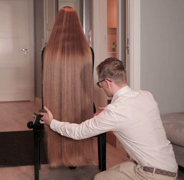 VIDEO - Oiling long blonde hair before shoot