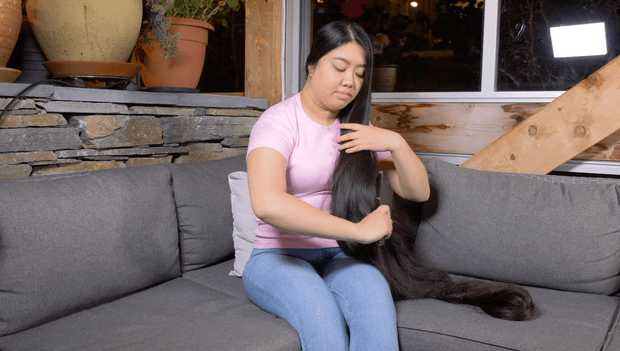 VIDEO - Rapunzel brushing in the sofa
