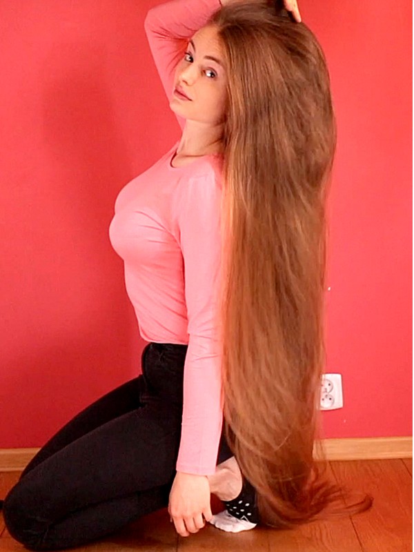 VIDEO - Young Rapunzel in the pink room