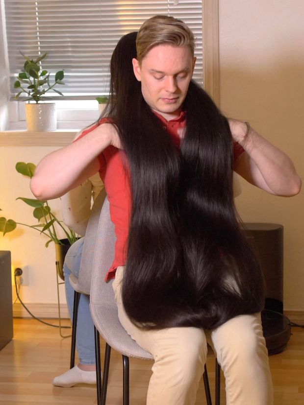 VIDEO - Using her hair as his own