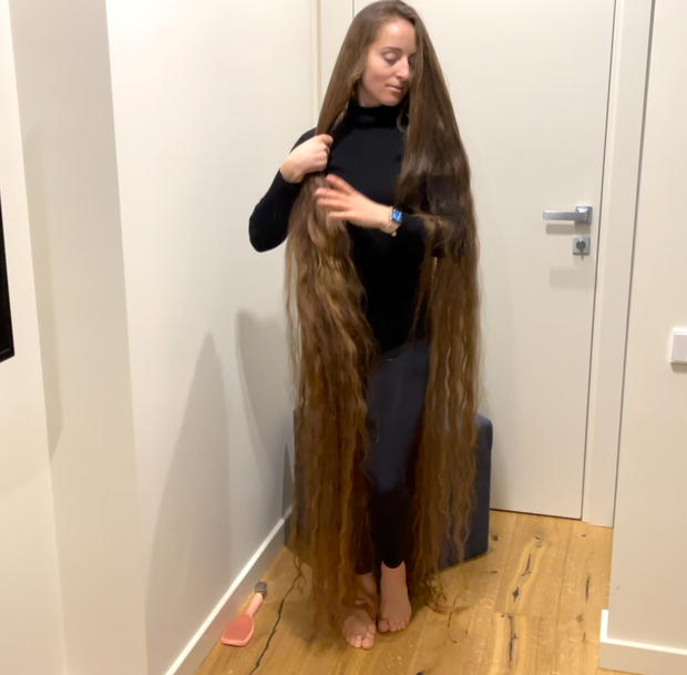 VIDEO - Brushing a pile of hair