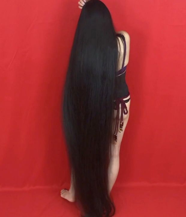 VIDEO - Extremely long hair and three heavy braids
